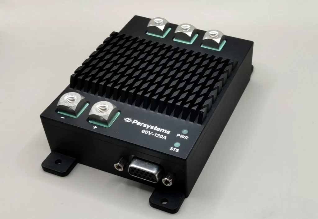 Inverter INV-60V-120A: schwarzes Gehäuse mit Kühlrippen, drei Phasenanschlüssen, DC-Anschlüssen und 15-poligem D-Sub-Steckverbinder