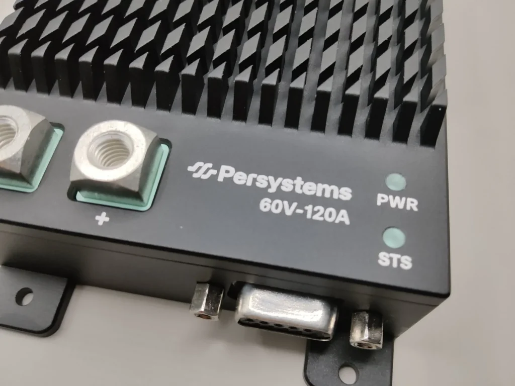 Anschlussseite des Inverters INV-60V-120A: DC-Anschluss, Persystems-Logo, Status-LEDs PWR und STS, D-Sub-Steckverbinder