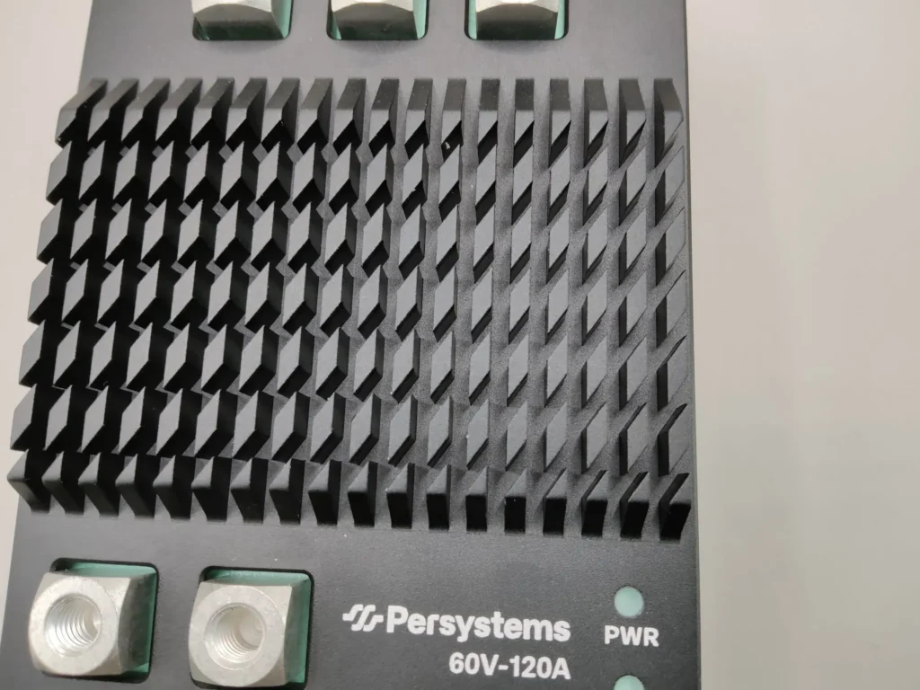 Kühlkörper des Inverters INV-60V-120A mit Stiftrippen, darunter Phasen- und DC-Anschlüsse