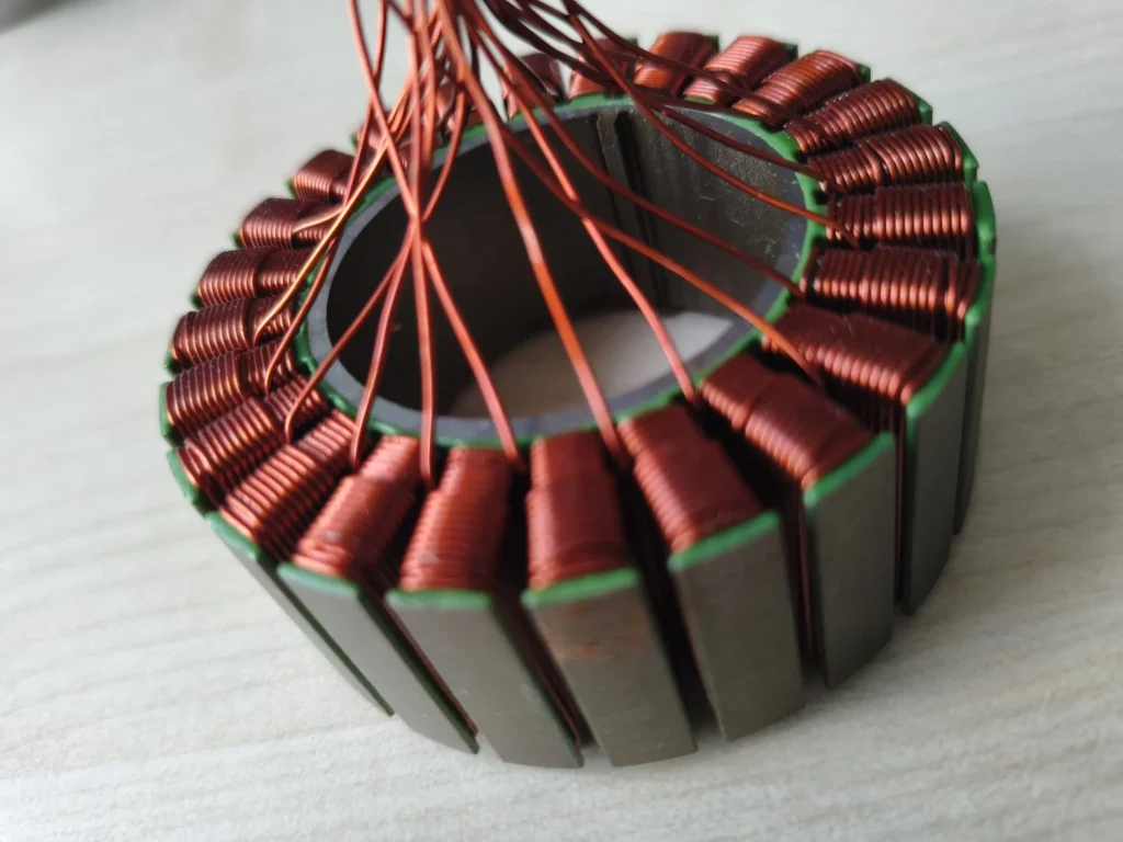 Stator of an outrunner motor with copper winding, the lead wires pointing upward